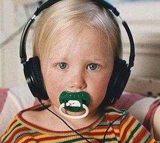 给婴幼儿戴耳机？小心听力受损