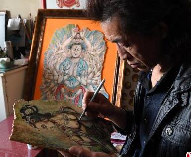 甘肃艺人墙皮“复制”敦煌壁画 “移入”寻常百姓家
