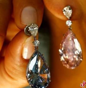 璀璨夺目：蓝粉钻石耳环拍出5700万美元高价