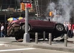 纽约时代广场轿车撞人致1死22伤 嫌犯逃跑瞬间曝光