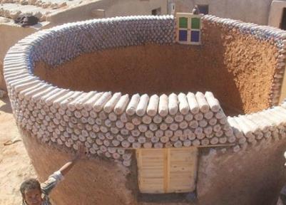 环保又结实！撒哈拉沙漠难民用塑料瓶盖房子(图)