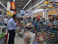 断交潮下的卡塔尔：民众抢购囤货买空超市