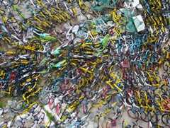 密集恐惧症慎点！杭州一空地堆放上千辆共享单车