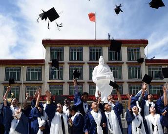 西藏迎来新一批藏医硕士