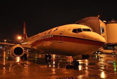 成都机场遭受入夏首场雷雨天气 8000旅客滞留