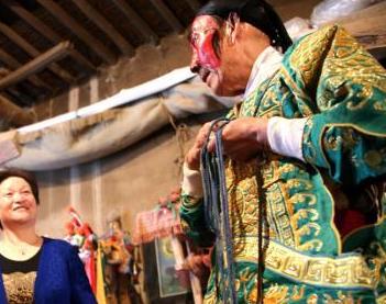 甘肃丝路小城民众“吼”古老秦腔祈福