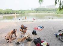 为半百老人的奉献精神点赞