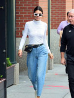 腰包新鲜“上架”街拍场 谁有自信不变票贩子