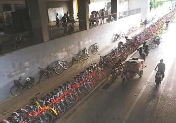 北京一地铁站外现400多米共享单车&ldquo;长龙&rdquo;