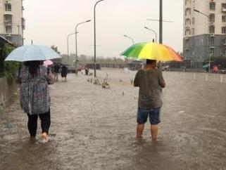 北京普降暴雨影响早高峰 中午减弱傍晚仍有雷雨