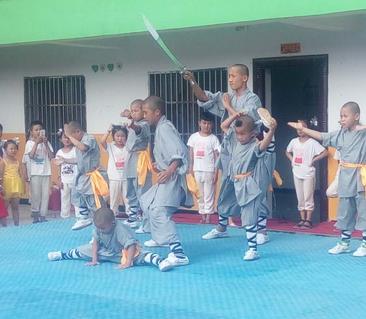 爱贝实验幼儿园与少林弟子同台演出