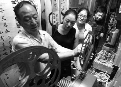 老人收藏几十万藏品堆满40多个房间 花光所有积蓄