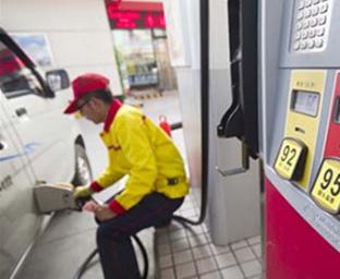 国内油价迎来年内最大降幅 加满一箱省10元