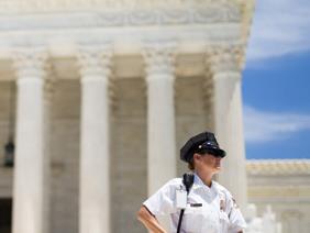 美国最高法院部分解冻特朗普政府新版移民限制令