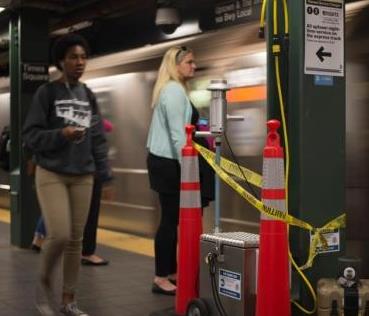 纽约曼哈顿地铁脱轨致34人轻微受伤