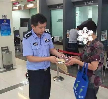 杭州7旬老太要把毕生积蓄送警察：&ldquo;你比我儿子好&rdquo;