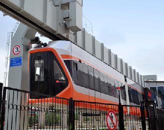 国内首条悬挂式空轨机车开始试验运行