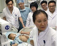 5岁男孩被邻居怂恿 喝下半杯白酒进重症监护室