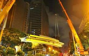 广州最悲催天桥拆除重建 至少已被撞6次