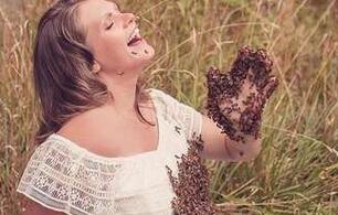 准妈妈拍照时被2万只蜜蜂包围