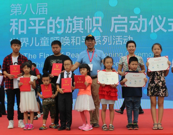 王立生:“和平的旗帜”百米长卷传递中国声音