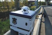 “机器警察”现机场高速护栏 全天拍违停