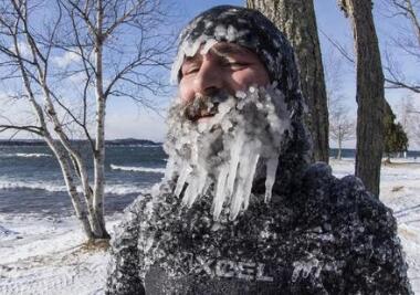 美国男子不惧严寒冲浪 胡子眉毛挂满冰柱