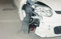 男孩拿真车当“碰碰车”驾驶 撞坏30余辆新车