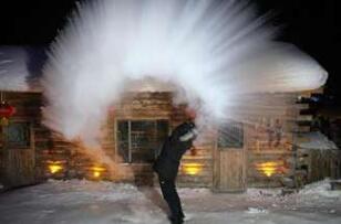 零下26度游客花78元拍泼水成冰大片 只为称霸朋友圈