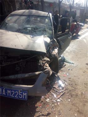 临县林家坪中队快速处理交通事故 保证道路通畅。