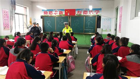 山西临县林家坪中队全天候值守确保春运学生开学返校交通安全