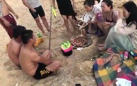 三亚两“膀爷”酒后骚扰游客 不给烧烤吃就撒沙打人