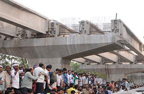 印度北方邦一座在建立交桥垮塌造成１６人死亡