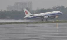 成都机场遭雷暴天气 影响70余航班约8000旅客滞留