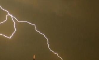 罕见雷暴袭击英国 一夜出现超6万次闪电(图)