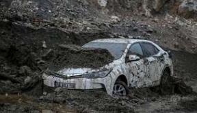 土耳其城市遭山洪袭击 道路垮塌现场一片狼藉