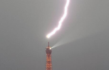 埃菲尔铁塔遭遇雷击 照片迅速火遍网络