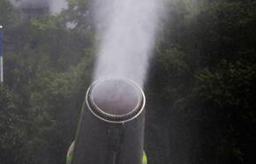 酷暑41℃ 深圳人用“大炮”降温