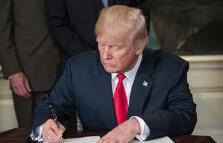 特朗普签署行政令叫停“骨肉分离”举措