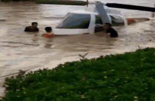 成都暴雨直升机被淹 众人合力打捞