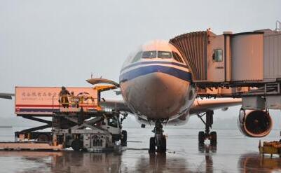 成都机场遇雷暴天气 约9000名旅客滞留机场