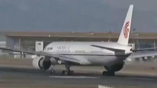 “国航飞机急降”事件罚单来了 吊销飞行员执照