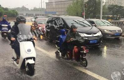台风逼近暴雨来袭 北京气象局升级为Ⅲ级应急