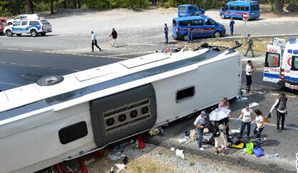 一辆载有中国游客大巴在土耳其发生车祸
