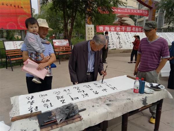 庆祝改革开放40周年 文化惠民进楼院