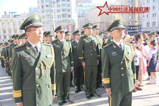 黑龙江绥芬河市举行庆“八一”升国旗仪式