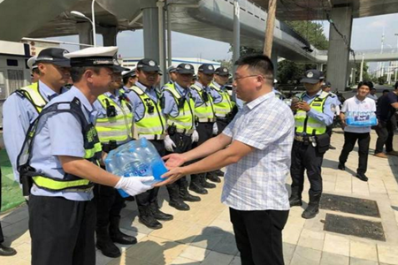 炎炎夏日 安徽爱心企业给合肥交警 、环卫工人送清凉 