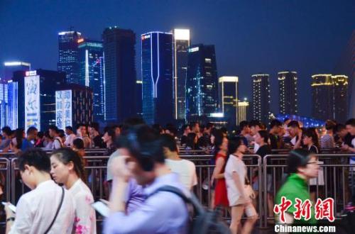 排队两小时打卡五分钟 “网红”景点火得变了味儿