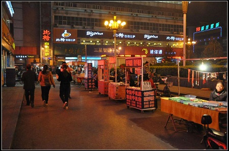 北京丰台区食药监局：依法取缔10余家黑摊 24小时蹲点值守