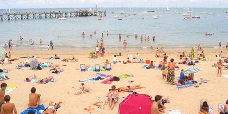 悲剧 法国一男子涨潮时在海滩挖洞淹死自己